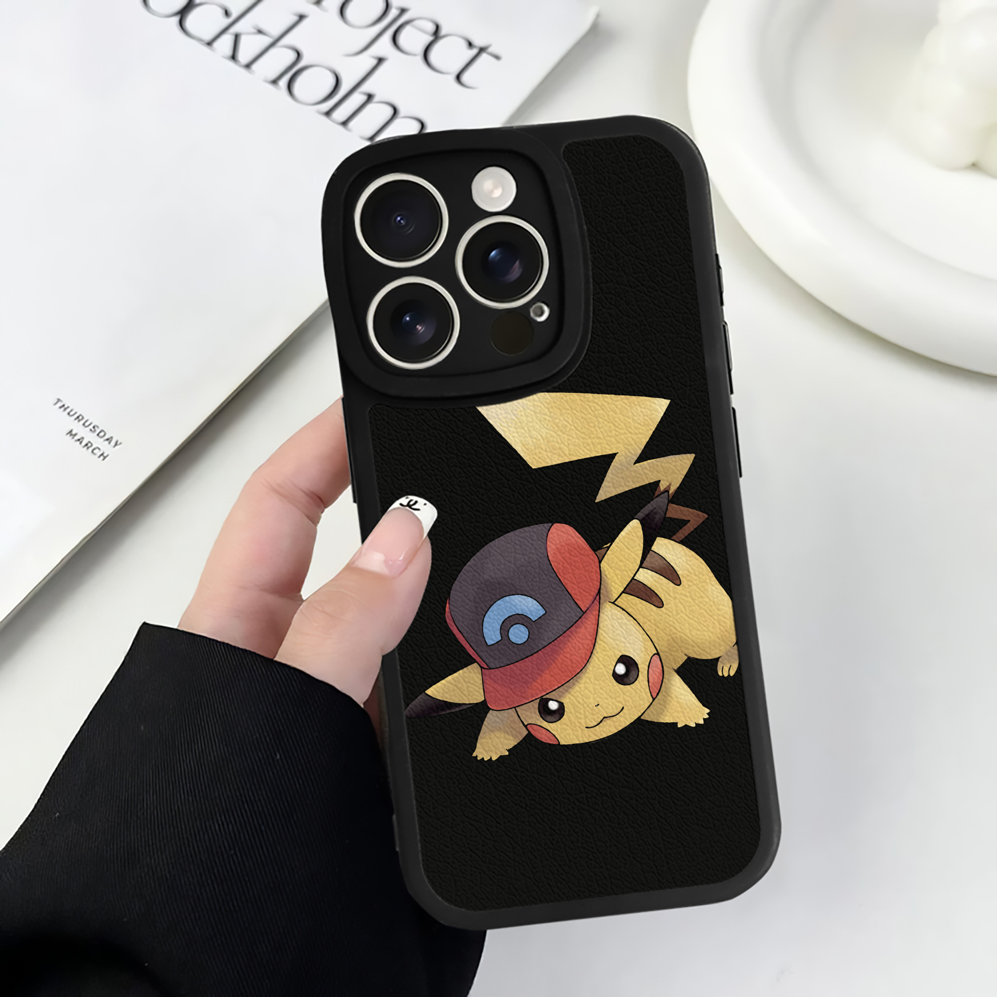 （画像用） ポケットモンスター Pokémon 【iPhone 16シリーズ対応】シリコンスマホケース（レザー調） 材質：シリコン